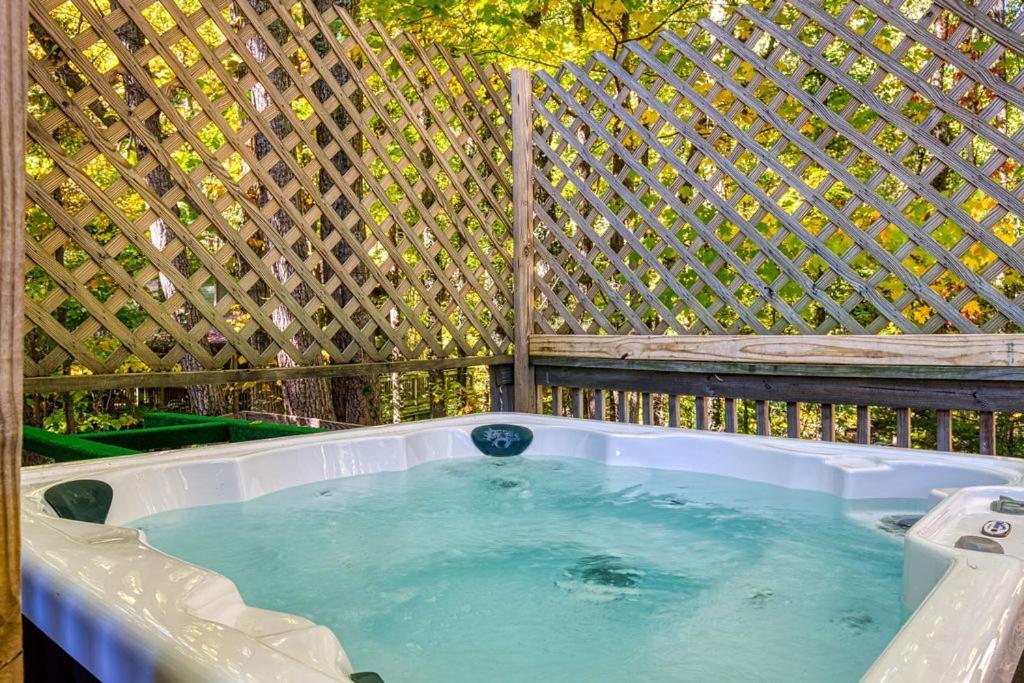 Four Bears Den, Hot Tub, 1089 Of Free Attraction Tickets For Each Paid Day, Dollywood And More Gatlinburg Exterior photo
